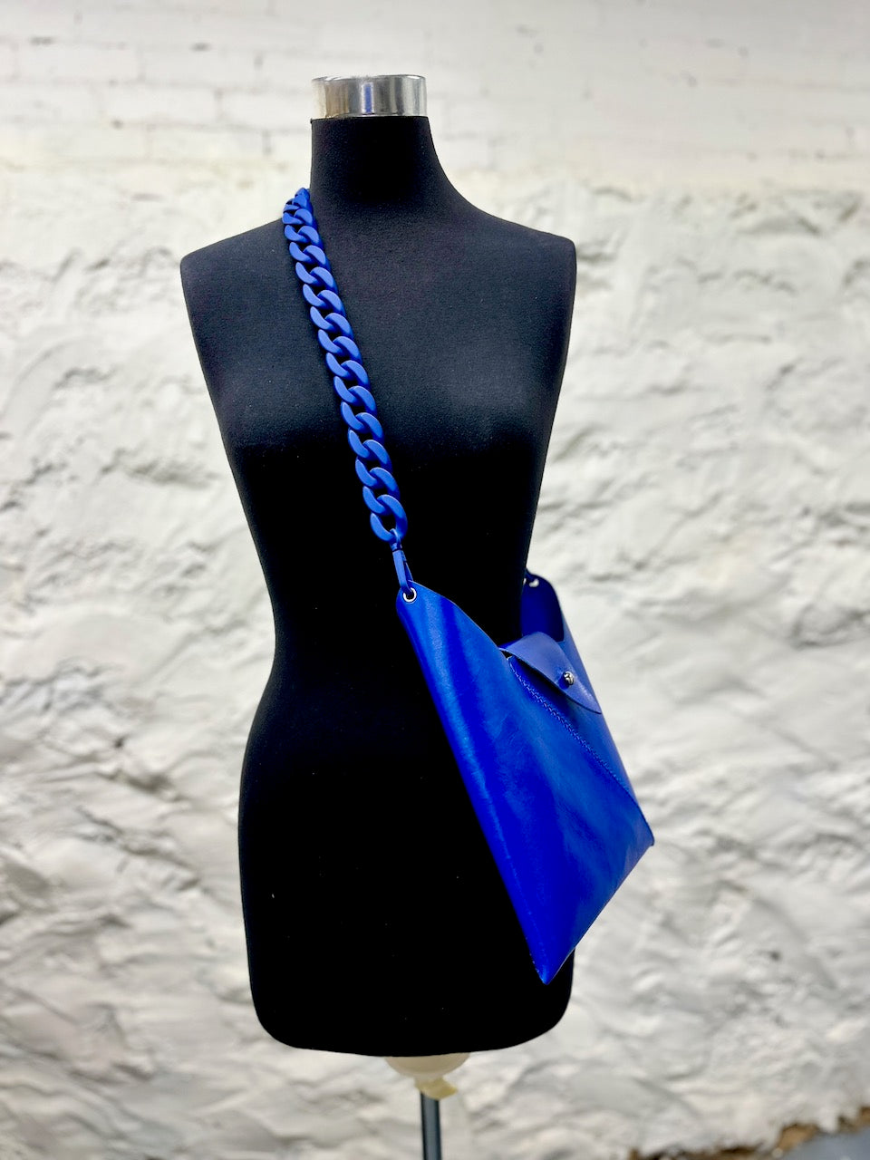 "The Bamber Vee" in Cobalt blue