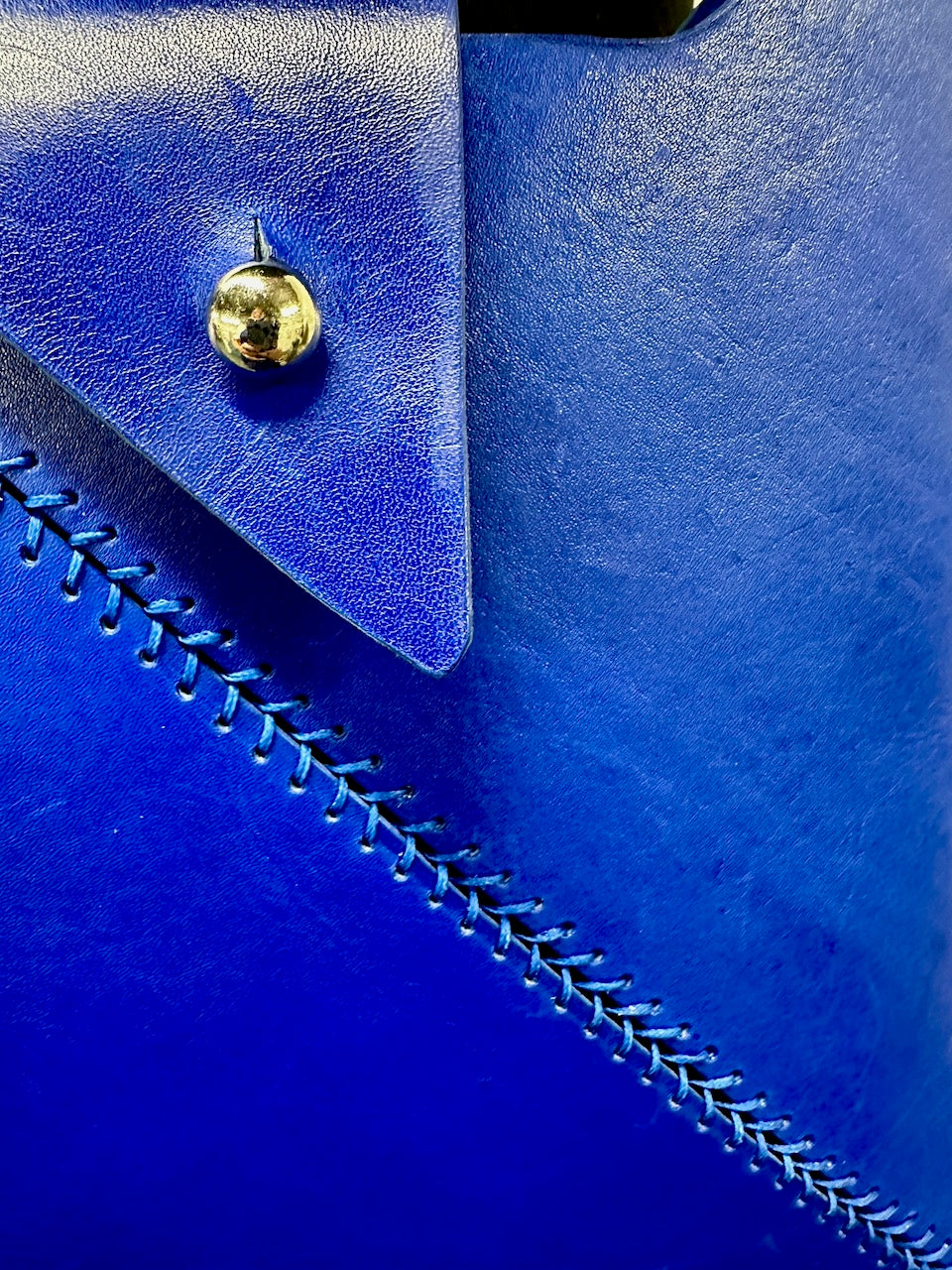 "The Bamber Vee" in Cobalt blue