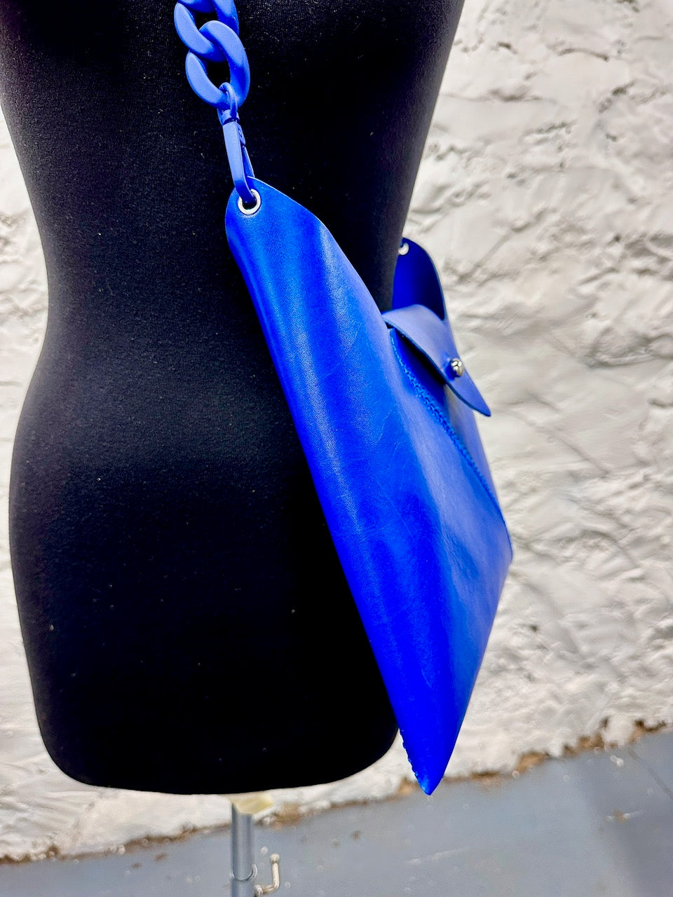 "The Bamber Vee" in Cobalt blue
