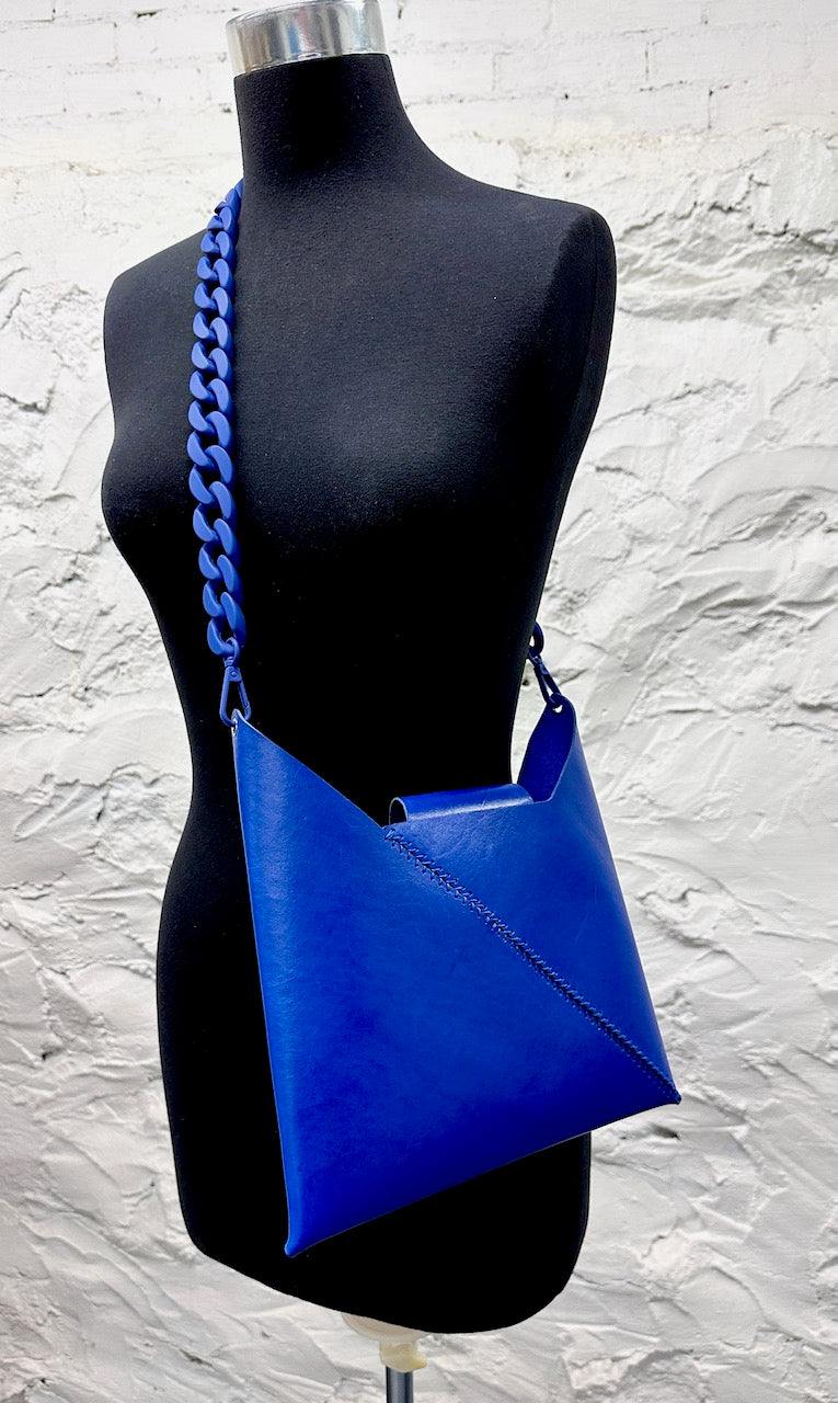 "The Bamber Vee" in Cobalt blue