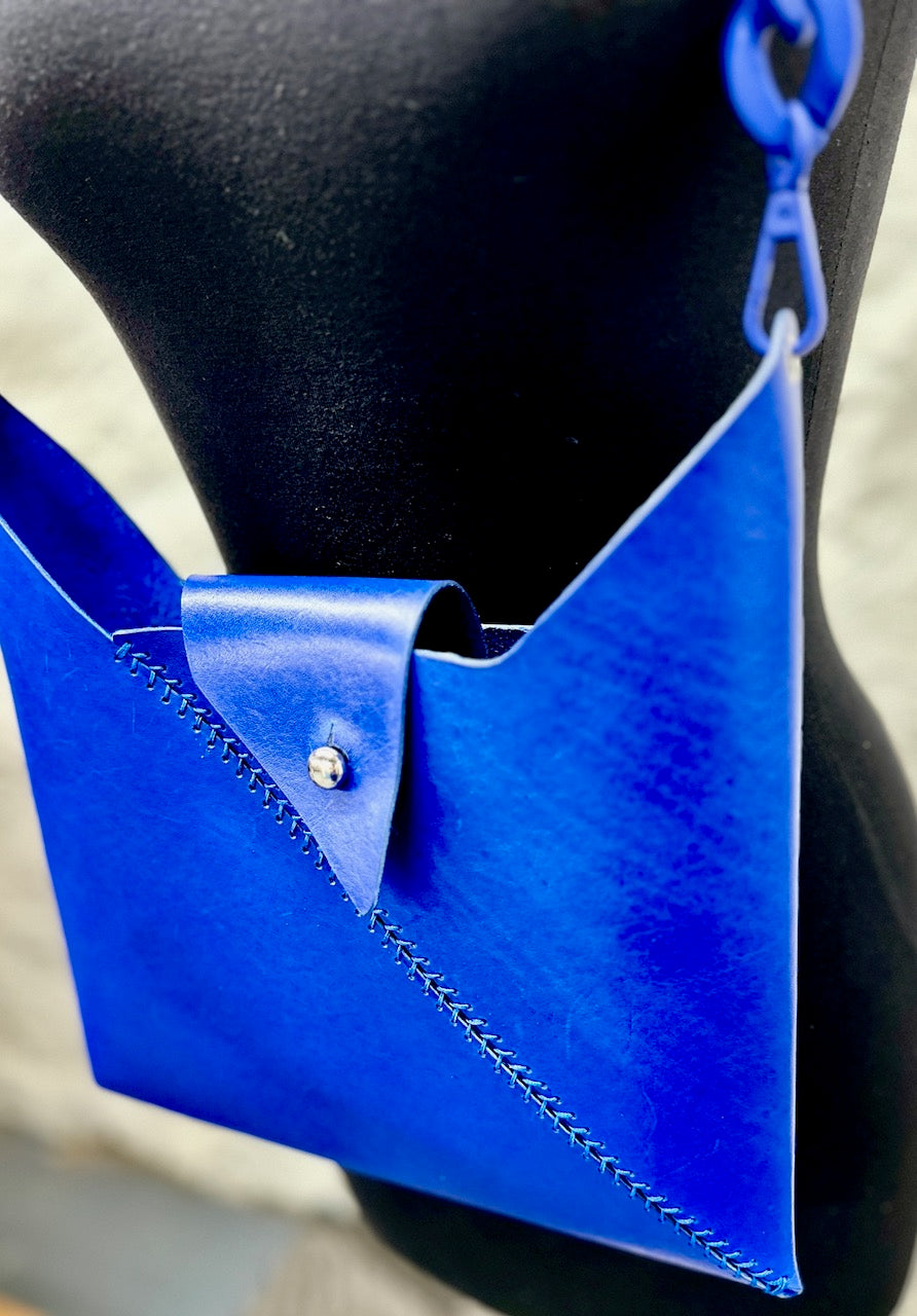 "The Bamber Vee" in Cobalt blue
