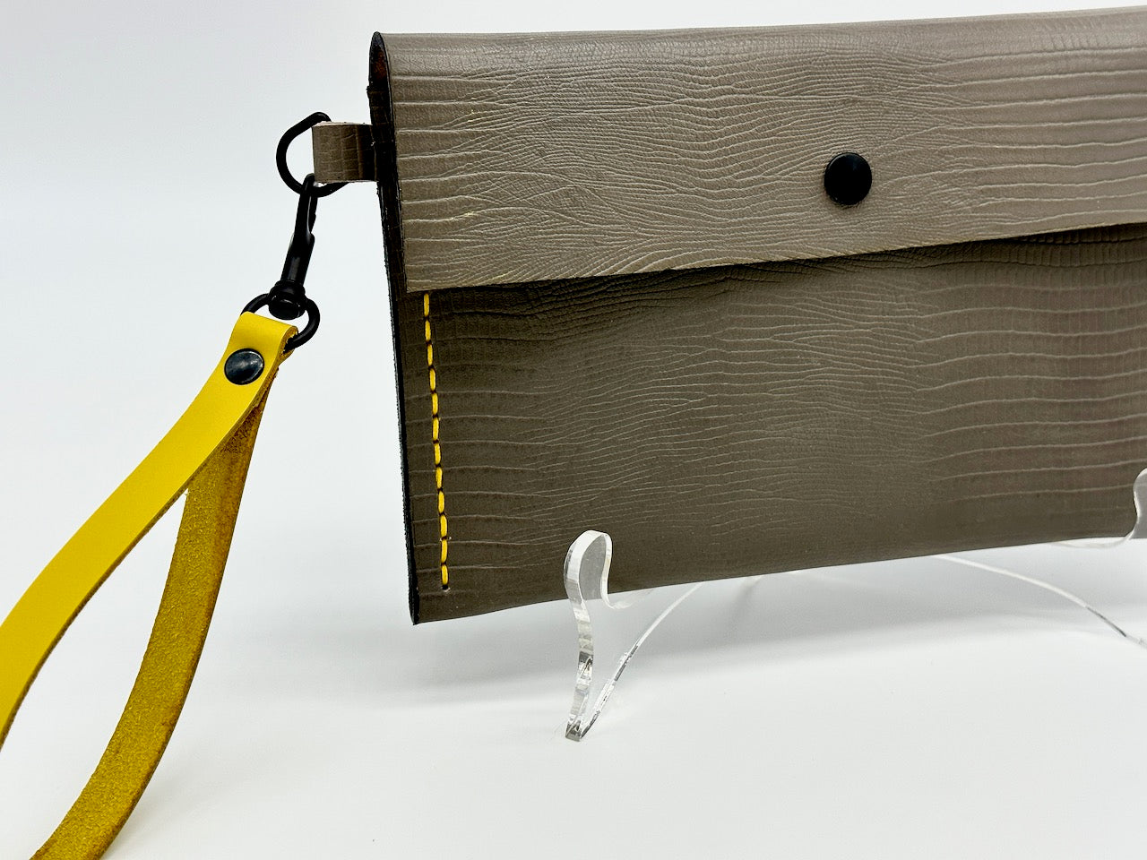 "Pop of Color Wristlet" in Gray