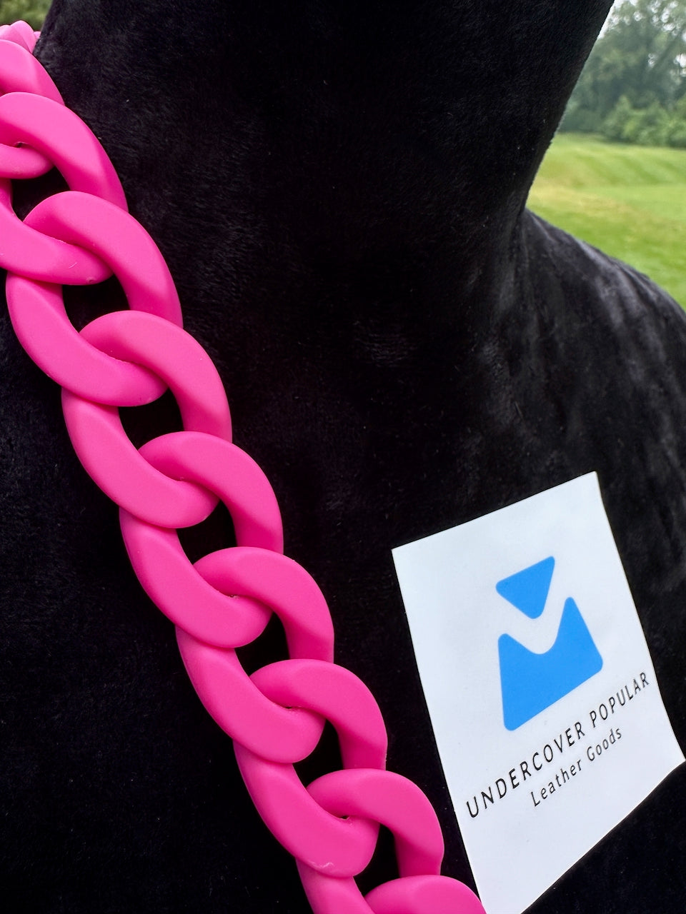 Detail of pink strap chain of leather crossbody purse made by Undercover Popular label.